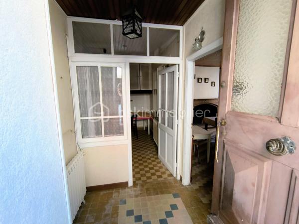Au cœur du village de Saissac, niché dans le cadre verdoyant de la Montagne Noire, venez découvrir cette maison de village d'environ 105 m² et sa dépendance offrant un beau potentiel.

Élevée sur trois niveaux, la maison vous accueille au rez-de-chaussée avec une entrée, un séjour agrémenté d'une cheminée ouverte, ainsi qu'une cuisine.

Les étages proposent quatre chambres au total, dont une avec point d'eau, un bureau et une salle d'eau. Ses beaux volumes et sa configuration permettent d'imaginer différents projets selon vos envies.

Quelques travaux de rénovation seront nécessaires pour lui redonner tout son charme et la mettre à votre goût : électricité, chauffage, cuisine, salle d'eau et rafraîchissement général. Une belle opportunité de créer un lieu de vie qui vous ressemble !

Sa configuration offre également la possibilité d'envisager la création de deux logements indépendants, avec des entrées distinctes, ouvrant ainsi la voie à un projet locatif ou familial.

En face de la maison, une spacieuse remise d'environ 65 m² au sol, avec un étage, vient compléter l'ensemble. Vous bénéficierez également d'un abri couvert d'environ 23 m². Un véritable atout pour du stockage, un atelier ou tout autre projet selon vos besoins. L'ensemble est raccordé à l'eau, à l'électricité et au tout-à-l'égout.

Les atouts de ce bien :

​✔️Double vitrage sur la maison ;
​✔️Toitures récentes sur la maison et la remise ;
​✔️Quatre chambres et un bureau ;
​✔️Une remise spacieuse offrant de nombreuses possibilités ;
​✔️La possibilité de développer un projet locatif.

✨ Une maison pleine de potentiel, idéale pour les amateurs de rénovation souhaitant créer un lieu de vie à leur image ou développer un projet d'investissement, au cœur d'un village de caractère de la Montagne Noire.