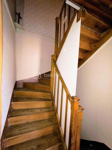 Au cœur du village de Saissac, niché dans le cadre verdoyant de la Montagne Noire, venez découvrir cette maison de village d'environ 105 m² et sa dépendance offrant un beau potentiel.

Élevée sur trois niveaux, la maison vous accueille au rez-de-chaussée avec une entrée, un séjour agrémenté d'une cheminée ouverte, ainsi qu'une cuisine.

Les étages proposent quatre chambres au total, dont une avec point d'eau, un bureau et une salle d'eau. Ses beaux volumes et sa configuration permettent d'imaginer différents projets selon vos envies.

Quelques travaux de rénovation seront nécessaires pour lui redonner tout son charme et la mettre à votre goût : électricité, chauffage, cuisine, salle d'eau et rafraîchissement général. Une belle opportunité de créer un lieu de vie qui vous ressemble !

Sa configuration offre également la possibilité d'envisager la création de deux logements indépendants, avec des entrées distinctes, ouvrant ainsi la voie à un projet locatif ou familial.

En face de la maison, une spacieuse remise d'environ 65 m² au sol, avec un étage, vient compléter l'ensemble. Vous bénéficierez également d'un abri couvert d'environ 23 m². Un véritable atout pour du stockage, un atelier ou tout autre projet selon vos besoins. L'ensemble est raccordé à l'eau, à l'électricité et au tout-à-l'égout.

Les atouts de ce bien :

​✔️Double vitrage sur la maison ;
​✔️Toitures récentes sur la maison et la remise ;
​✔️Quatre chambres et un bureau ;
​✔️Une remise spacieuse offrant de nombreuses possibilités ;
​✔️La possibilité de développer un projet locatif.

✨ Une maison pleine de potentiel, idéale pour les amateurs de rénovation souhaitant créer un lieu de vie à leur image ou développer un projet d'investissement, au cœur d'un village de caractère de la Montagne Noire.