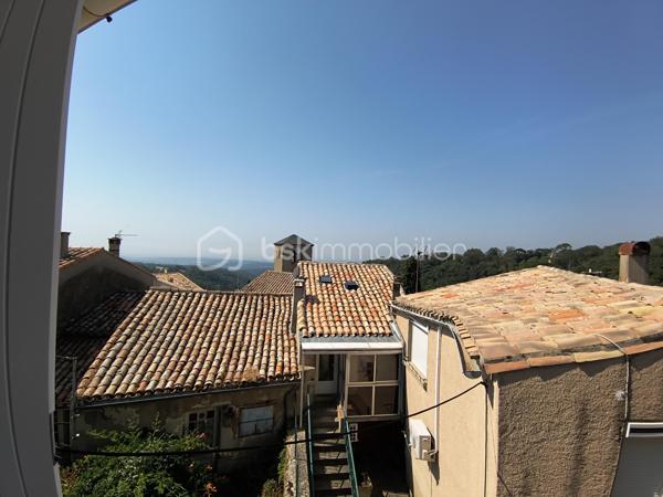 Au cœur du village de Saissac, niché dans le cadre verdoyant de la Montagne Noire, venez découvrir cette maison de village d'environ 105 m² et sa dépendance offrant un beau potentiel.

Élevée sur trois niveaux, la maison vous accueille au rez-de-chaussée avec une entrée, un séjour agrémenté d'une cheminée ouverte, ainsi qu'une cuisine.

Les étages proposent quatre chambres au total, dont une avec point d'eau, un bureau et une salle d'eau. Ses beaux volumes et sa configuration permettent d'imaginer différents projets selon vos envies.

Quelques travaux de rénovation seront nécessaires pour lui redonner tout son charme et la mettre à votre goût : électricité, chauffage, cuisine, salle d'eau et rafraîchissement général. Une belle opportunité de créer un lieu de vie qui vous ressemble !

Sa configuration offre également la possibilité d'envisager la création de deux logements indépendants, avec des entrées distinctes, ouvrant ainsi la voie à un projet locatif ou familial.

En face de la maison, une spacieuse remise d'environ 65 m² au sol, avec un étage, vient compléter l'ensemble. Vous bénéficierez également d'un abri couvert d'environ 23 m². Un véritable atout pour du stockage, un atelier ou tout autre projet selon vos besoins. L'ensemble est raccordé à l'eau, à l'électricité et au tout-à-l'égout.

Les atouts de ce bien :

​✔️Double vitrage sur la maison ;
​✔️Toitures récentes sur la maison et la remise ;
​✔️Quatre chambres et un bureau ;
​✔️Une remise spacieuse offrant de nombreuses possibilités ;
​✔️La possibilité de développer un projet locatif.

✨ Une maison pleine de potentiel, idéale pour les amateurs de rénovation souhaitant créer un lieu de vie à leur image ou développer un projet d'investissement, au cœur d'un village de caractère de la Montagne Noire.