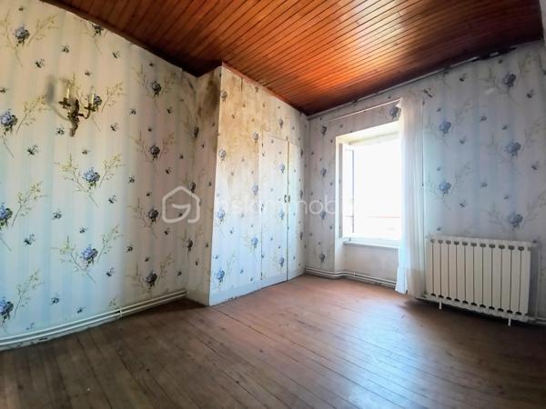 Au cœur du village de Saissac, niché dans le cadre verdoyant de la Montagne Noire, venez découvrir cette maison de village d'environ 105 m² et sa dépendance offrant un beau potentiel.

Élevée sur trois niveaux, la maison vous accueille au rez-de-chaussée avec une entrée, un séjour agrémenté d'une cheminée ouverte, ainsi qu'une cuisine.

Les étages proposent quatre chambres au total, dont une avec point d'eau, un bureau et une salle d'eau. Ses beaux volumes et sa configuration permettent d'imaginer différents projets selon vos envies.

Quelques travaux de rénovation seront nécessaires pour lui redonner tout son charme et la mettre à votre goût : électricité, chauffage, cuisine, salle d'eau et rafraîchissement général. Une belle opportunité de créer un lieu de vie qui vous ressemble !

Sa configuration offre également la possibilité d'envisager la création de deux logements indépendants, avec des entrées distinctes, ouvrant ainsi la voie à un projet locatif ou familial.

En face de la maison, une spacieuse remise d'environ 65 m² au sol, avec un étage, vient compléter l'ensemble. Vous bénéficierez également d'un abri couvert d'environ 23 m². Un véritable atout pour du stockage, un atelier ou tout autre projet selon vos besoins. L'ensemble est raccordé à l'eau, à l'électricité et au tout-à-l'égout.

Les atouts de ce bien :

​✔️Double vitrage sur la maison ;
​✔️Toitures récentes sur la maison et la remise ;
​✔️Quatre chambres et un bureau ;
​✔️Une remise spacieuse offrant de nombreuses possibilités ;
​✔️La possibilité de développer un projet locatif.

✨ Une maison pleine de potentiel, idéale pour les amateurs de rénovation souhaitant créer un lieu de vie à leur image ou développer un projet d'investissement, au cœur d'un village de caractère de la Montagne Noire.