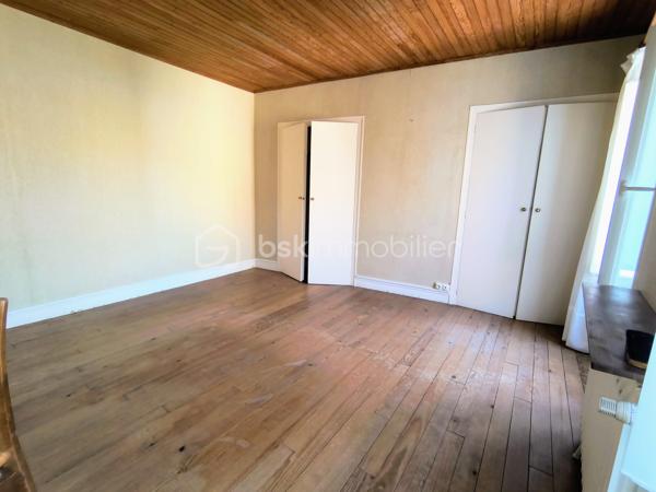 Au cœur du village de Saissac, niché dans le cadre verdoyant de la Montagne Noire, venez découvrir cette maison de village d'environ 105 m² et sa dépendance offrant un beau potentiel.

Élevée sur trois niveaux, la maison vous accueille au rez-de-chaussée avec une entrée, un séjour agrémenté d'une cheminée ouverte, ainsi qu'une cuisine.

Les étages proposent quatre chambres au total, dont une avec point d'eau, un bureau et une salle d'eau. Ses beaux volumes et sa configuration permettent d'imaginer différents projets selon vos envies.

Quelques travaux de rénovation seront nécessaires pour lui redonner tout son charme et la mettre à votre goût : électricité, chauffage, cuisine, salle d'eau et rafraîchissement général. Une belle opportunité de créer un lieu de vie qui vous ressemble !

Sa configuration offre également la possibilité d'envisager la création de deux logements indépendants, avec des entrées distinctes, ouvrant ainsi la voie à un projet locatif ou familial.

En face de la maison, une spacieuse remise d'environ 65 m² au sol, avec un étage, vient compléter l'ensemble. Vous bénéficierez également d'un abri couvert d'environ 23 m². Un véritable atout pour du stockage, un atelier ou tout autre projet selon vos besoins. L'ensemble est raccordé à l'eau, à l'électricité et au tout-à-l'égout.

Les atouts de ce bien :

​✔️Double vitrage sur la maison ;
​✔️Toitures récentes sur la maison et la remise ;
​✔️Quatre chambres et un bureau ;
​✔️Une remise spacieuse offrant de nombreuses possibilités ;
​✔️La possibilité de développer un projet locatif.

✨ Une maison pleine de potentiel, idéale pour les amateurs de rénovation souhaitant créer un lieu de vie à leur image ou développer un projet d'investissement, au cœur d'un village de caractère de la Montagne Noire.