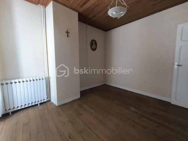 Au cœur du village de Saissac, niché dans le cadre verdoyant de la Montagne Noire, venez découvrir cette maison de village d'environ 105 m² et sa dépendance offrant un beau potentiel.

Élevée sur trois niveaux, la maison vous accueille au rez-de-chaussée avec une entrée, un séjour agrémenté d'une cheminée ouverte, ainsi qu'une cuisine.

Les étages proposent quatre chambres au total, dont une avec point d'eau, un bureau et une salle d'eau. Ses beaux volumes et sa configuration permettent d'imaginer différents projets selon vos envies.

Quelques travaux de rénovation seront nécessaires pour lui redonner tout son charme et la mettre à votre goût : électricité, chauffage, cuisine, salle d'eau et rafraîchissement général. Une belle opportunité de créer un lieu de vie qui vous ressemble !

Sa configuration offre également la possibilité d'envisager la création de deux logements indépendants, avec des entrées distinctes, ouvrant ainsi la voie à un projet locatif ou familial.

En face de la maison, une spacieuse remise d'environ 65 m² au sol, avec un étage, vient compléter l'ensemble. Vous bénéficierez également d'un abri couvert d'environ 23 m². Un véritable atout pour du stockage, un atelier ou tout autre projet selon vos besoins. L'ensemble est raccordé à l'eau, à l'électricité et au tout-à-l'égout.

Les atouts de ce bien :

​✔️Double vitrage sur la maison ;
​✔️Toitures récentes sur la maison et la remise ;
​✔️Quatre chambres et un bureau ;
​✔️Une remise spacieuse offrant de nombreuses possibilités ;
​✔️La possibilité de développer un projet locatif.

✨ Une maison pleine de potentiel, idéale pour les amateurs de rénovation souhaitant créer un lieu de vie à leur image ou développer un projet d'investissement, au cœur d'un village de caractère de la Montagne Noire.