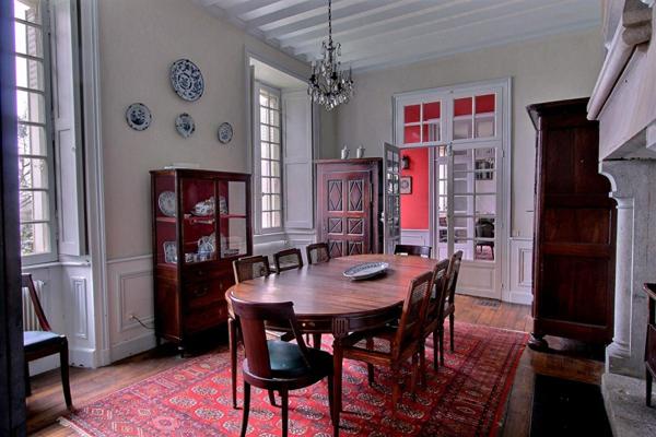 Manoir de 1850, maison de gardien et tennis sur un parc de 5ha