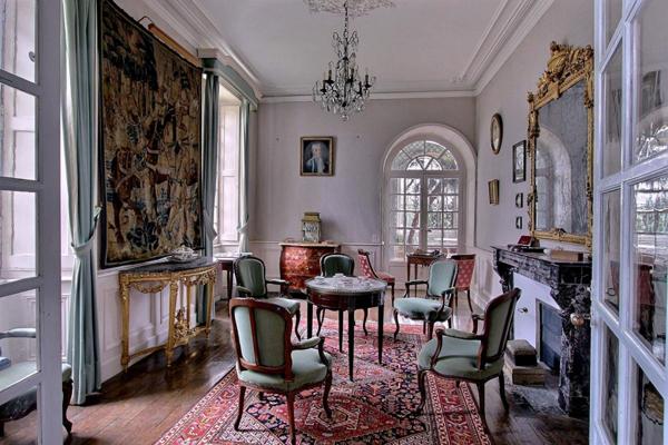 Manoir de 1850, maison de gardien et tennis sur un parc de 5ha