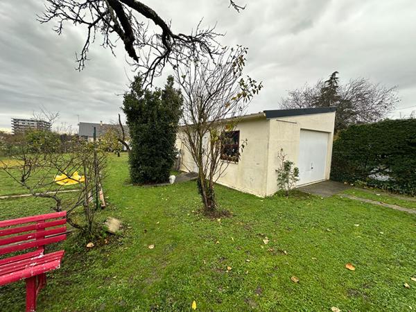 CHATEAUROUX - Proche centre - Masion T5 avec vie de plain-pied - Garage - Terrain.