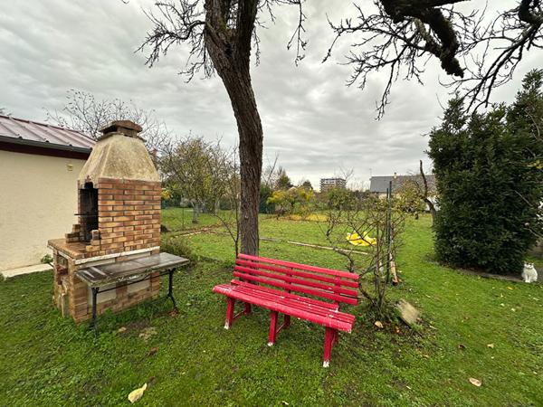 CHATEAUROUX - Proche centre - Masion T5 avec vie de plain-pied - Garage - Terrain.