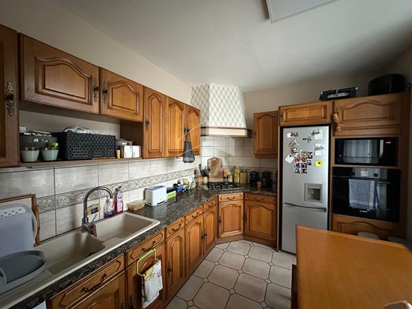 CHATEAUROUX - Proche centre - Masion T5 avec vie de plain-pied - Garage - Terrain.