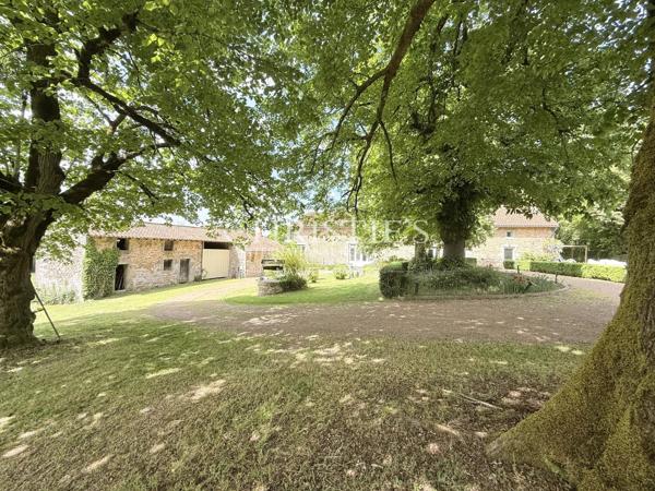 Domaine de Caractère avec Piscine et 14 Hectares de Nature