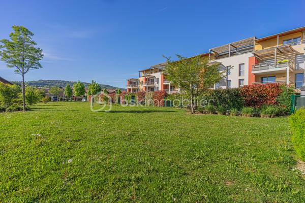 En exclusivité, au cœur du village prisé de Metz-Tessy, venez découvrir ce bel appartement T3 de 67 m² en rez-de-jardin, au sein d’une copropriété de 2016, calme, familiale et entourée de verdure.

Vous profitez d’un cadre de vie recherché, à seulement quelques minutes à pied des commerces et commodités du village : boulangerie, pharmacie, école, boucherie, fleuriste…

L’appartement bénéficie d’une belle exposition sud-ouest, offrant une agréable luminosité tout au long de la journée, ainsi qu’une vue entièrement dégagée sans vis-à-vis. Le séjour s’ouvre directement sur un joli jardin privatif, idéal pour profiter des beaux jours dans un environnement paisible.

L’intérieur propose une belle pièce de vie avec cuisine ouverte moderne, deux chambres confortables ainsi qu’une salle de bain avec baignoire.

Côté stationnement, la résidence dispose de nombreuses places libres facilitant le quotidien des résidents et de leurs visiteurs. Une place de parking privative en sous-sol ainsi qu’un garage sont disponibles en supplément.

Emplacement idéal, à proximité immédiate d’Annecy, avec un accès rapide à l’autoroute pour rejoindre Genève ou Lyon, et le lac d’Annecy accessible en seulement 20 minutes à vélo.

Un appartement agréable à vivre, dans un environnement apprécié pour son calme, sa verdure et sa proximité avec toutes les commodités.