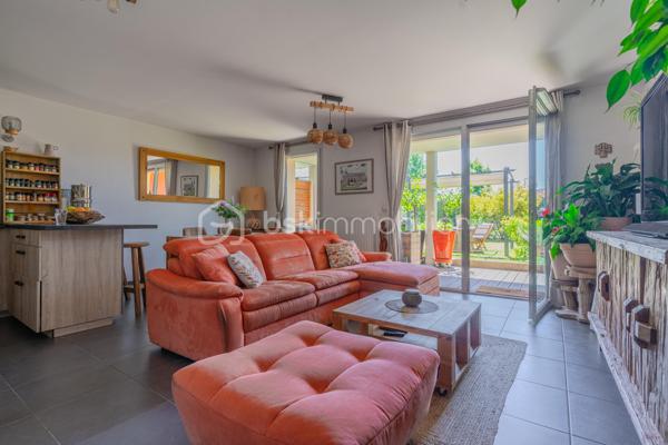 En exclusivité, au cœur du village prisé de Metz-Tessy, venez découvrir ce bel appartement T3 de 67 m² en rez-de-jardin, au sein d’une copropriété de 2016, calme, familiale et entourée de verdure.

Vous profitez d’un cadre de vie recherché, à seulement quelques minutes à pied des commerces et commodités du village : boulangerie, pharmacie, école, boucherie, fleuriste…

L’appartement bénéficie d’une belle exposition sud-ouest, offrant une agréable luminosité tout au long de la journée, ainsi qu’une vue entièrement dégagée sans vis-à-vis. Le séjour s’ouvre directement sur un joli jardin privatif, idéal pour profiter des beaux jours dans un environnement paisible.

L’intérieur propose une belle pièce de vie avec cuisine ouverte moderne, deux chambres confortables ainsi qu’une salle de bain avec baignoire.

Côté stationnement, la résidence dispose de nombreuses places libres facilitant le quotidien des résidents et de leurs visiteurs. Une place de parking privative en sous-sol ainsi qu’un garage sont disponibles en supplément.

Emplacement idéal, à proximité immédiate d’Annecy, avec un accès rapide à l’autoroute pour rejoindre Genève ou Lyon, et le lac d’Annecy accessible en seulement 20 minutes à vélo.

Un appartement agréable à vivre, dans un environnement apprécié pour son calme, sa verdure et sa proximité avec toutes les commodités.