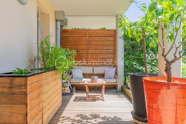 En exclusivité, au cœur du village prisé de Metz-Tessy, venez découvrir ce bel appartement T3 de 67 m² en rez-de-jardin, au sein d’une copropriété de 2016, calme, familiale et entourée de verdure.

Vous profitez d’un cadre de vie recherché, à seulement quelques minutes à pied des commerces et commodités du village : boulangerie, pharmacie, école, boucherie, fleuriste…

L’appartement bénéficie d’une belle exposition sud-ouest, offrant une agréable luminosité tout au long de la journée, ainsi qu’une vue entièrement dégagée sans vis-à-vis. Le séjour s’ouvre directement sur un joli jardin privatif, idéal pour profiter des beaux jours dans un environnement paisible.

L’intérieur propose une belle pièce de vie avec cuisine ouverte moderne, deux chambres confortables ainsi qu’une salle de bain avec baignoire.

Côté stationnement, la résidence dispose de nombreuses places libres facilitant le quotidien des résidents et de leurs visiteurs. Une place de parking privative en sous-sol ainsi qu’un garage sont disponibles en supplément.

Emplacement idéal, à proximité immédiate d’Annecy, avec un accès rapide à l’autoroute pour rejoindre Genève ou Lyon, et le lac d’Annecy accessible en seulement 20 minutes à vélo.

Un appartement agréable à vivre, dans un environnement apprécié pour son calme, sa verdure et sa proximité avec toutes les commodités.
