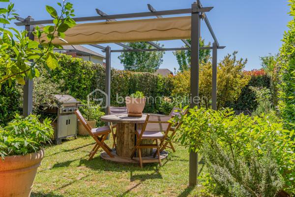 En exclusivité, au cœur du village prisé de Metz-Tessy, venez découvrir ce bel appartement T3 de 67 m² en rez-de-jardin, au sein d’une copropriété de 2016, calme, familiale et entourée de verdure.

Vous profitez d’un cadre de vie recherché, à seulement quelques minutes à pied des commerces et commodités du village : boulangerie, pharmacie, école, boucherie, fleuriste…

L’appartement bénéficie d’une belle exposition sud-ouest, offrant une agréable luminosité tout au long de la journée, ainsi qu’une vue entièrement dégagée sans vis-à-vis. Le séjour s’ouvre directement sur un joli jardin privatif, idéal pour profiter des beaux jours dans un environnement paisible.

L’intérieur propose une belle pièce de vie avec cuisine ouverte moderne, deux chambres confortables ainsi qu’une salle de bain avec baignoire.

Côté stationnement, la résidence dispose de nombreuses places libres facilitant le quotidien des résidents et de leurs visiteurs. Une place de parking privative en sous-sol ainsi qu’un garage sont disponibles en supplément.

Emplacement idéal, à proximité immédiate d’Annecy, avec un accès rapide à l’autoroute pour rejoindre Genève ou Lyon, et le lac d’Annecy accessible en seulement 20 minutes à vélo.

Un appartement agréable à vivre, dans un environnement apprécié pour son calme, sa verdure et sa proximité avec toutes les commodités.