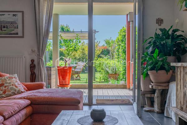 En exclusivité, au cœur du village prisé de Metz-Tessy, venez découvrir ce bel appartement T3 de 67 m² en rez-de-jardin, au sein d’une copropriété de 2016, calme, familiale et entourée de verdure.

Vous profitez d’un cadre de vie recherché, à seulement quelques minutes à pied des commerces et commodités du village : boulangerie, pharmacie, école, boucherie, fleuriste…

L’appartement bénéficie d’une belle exposition sud-ouest, offrant une agréable luminosité tout au long de la journée, ainsi qu’une vue entièrement dégagée sans vis-à-vis. Le séjour s’ouvre directement sur un joli jardin privatif, idéal pour profiter des beaux jours dans un environnement paisible.

L’intérieur propose une belle pièce de vie avec cuisine ouverte moderne, deux chambres confortables ainsi qu’une salle de bain avec baignoire.

Côté stationnement, la résidence dispose de nombreuses places libres facilitant le quotidien des résidents et de leurs visiteurs. Une place de parking privative en sous-sol ainsi qu’un garage sont disponibles en supplément.

Emplacement idéal, à proximité immédiate d’Annecy, avec un accès rapide à l’autoroute pour rejoindre Genève ou Lyon, et le lac d’Annecy accessible en seulement 20 minutes à vélo.

Un appartement agréable à vivre, dans un environnement apprécié pour son calme, sa verdure et sa proximité avec toutes les commodités.