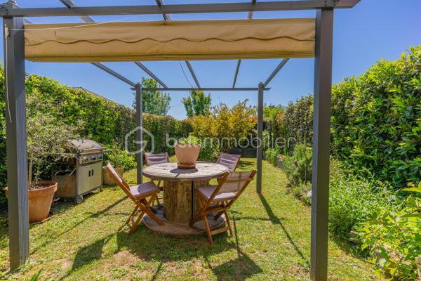 En exclusivité, au cœur du village prisé de Metz-Tessy, venez découvrir ce bel appartement T3 de 67 m² en rez-de-jardin, au sein d’une copropriété de 2016, calme, familiale et entourée de verdure.

Vous profitez d’un cadre de vie recherché, à seulement quelques minutes à pied des commerces et commodités du village : boulangerie, pharmacie, école, boucherie, fleuriste…

L’appartement bénéficie d’une belle exposition sud-ouest, offrant une agréable luminosité tout au long de la journée, ainsi qu’une vue entièrement dégagée sans vis-à-vis. Le séjour s’ouvre directement sur un joli jardin privatif, idéal pour profiter des beaux jours dans un environnement paisible.

L’intérieur propose une belle pièce de vie avec cuisine ouverte moderne, deux chambres confortables ainsi qu’une salle de bain avec baignoire.

Côté stationnement, la résidence dispose de nombreuses places libres facilitant le quotidien des résidents et de leurs visiteurs. Une place de parking privative en sous-sol ainsi qu’un garage sont disponibles en supplément.

Emplacement idéal, à proximité immédiate d’Annecy, avec un accès rapide à l’autoroute pour rejoindre Genève ou Lyon, et le lac d’Annecy accessible en seulement 20 minutes à vélo.

Un appartement agréable à vivre, dans un environnement apprécié pour son calme, sa verdure et sa proximité avec toutes les commodités.