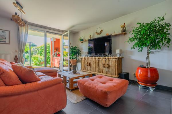 En exclusivité, au cœur du village prisé de Metz-Tessy, venez découvrir ce bel appartement T3 de 67 m² en rez-de-jardin, au sein d’une copropriété de 2016, calme, familiale et entourée de verdure.

Vous profitez d’un cadre de vie recherché, à seulement quelques minutes à pied des commerces et commodités du village : boulangerie, pharmacie, école, boucherie, fleuriste…

L’appartement bénéficie d’une belle exposition sud-ouest, offrant une agréable luminosité tout au long de la journée, ainsi qu’une vue entièrement dégagée sans vis-à-vis. Le séjour s’ouvre directement sur un joli jardin privatif, idéal pour profiter des beaux jours dans un environnement paisible.

L’intérieur propose une belle pièce de vie avec cuisine ouverte moderne, deux chambres confortables ainsi qu’une salle de bain avec baignoire.

Côté stationnement, la résidence dispose de nombreuses places libres facilitant le quotidien des résidents et de leurs visiteurs. Une place de parking privative en sous-sol ainsi qu’un garage sont disponibles en supplément.

Emplacement idéal, à proximité immédiate d’Annecy, avec un accès rapide à l’autoroute pour rejoindre Genève ou Lyon, et le lac d’Annecy accessible en seulement 20 minutes à vélo.

Un appartement agréable à vivre, dans un environnement apprécié pour son calme, sa verdure et sa proximité avec toutes les commodités.