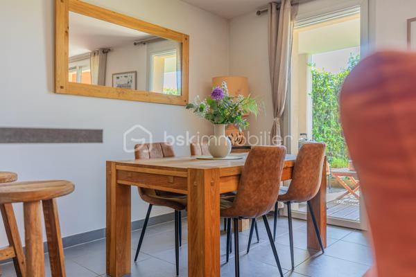 En exclusivité, au cœur du village prisé de Metz-Tessy, venez découvrir ce bel appartement T3 de 67 m² en rez-de-jardin, au sein d’une copropriété de 2016, calme, familiale et entourée de verdure.

Vous profitez d’un cadre de vie recherché, à seulement quelques minutes à pied des commerces et commodités du village : boulangerie, pharmacie, école, boucherie, fleuriste…

L’appartement bénéficie d’une belle exposition sud-ouest, offrant une agréable luminosité tout au long de la journée, ainsi qu’une vue entièrement dégagée sans vis-à-vis. Le séjour s’ouvre directement sur un joli jardin privatif, idéal pour profiter des beaux jours dans un environnement paisible.

L’intérieur propose une belle pièce de vie avec cuisine ouverte moderne, deux chambres confortables ainsi qu’une salle de bain avec baignoire.

Côté stationnement, la résidence dispose de nombreuses places libres facilitant le quotidien des résidents et de leurs visiteurs. Une place de parking privative en sous-sol ainsi qu’un garage sont disponibles en supplément.

Emplacement idéal, à proximité immédiate d’Annecy, avec un accès rapide à l’autoroute pour rejoindre Genève ou Lyon, et le lac d’Annecy accessible en seulement 20 minutes à vélo.

Un appartement agréable à vivre, dans un environnement apprécié pour son calme, sa verdure et sa proximité avec toutes les commodités.