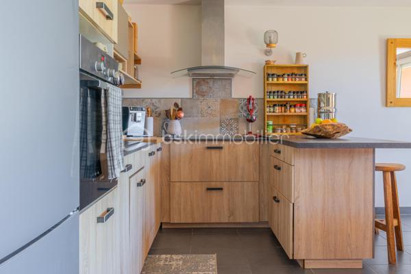 En exclusivité, au cœur du village prisé de Metz-Tessy, venez découvrir ce bel appartement T3 de 67 m² en rez-de-jardin, au sein d’une copropriété de 2016, calme, familiale et entourée de verdure.

Vous profitez d’un cadre de vie recherché, à seulement quelques minutes à pied des commerces et commodités du village : boulangerie, pharmacie, école, boucherie, fleuriste…

L’appartement bénéficie d’une belle exposition sud-ouest, offrant une agréable luminosité tout au long de la journée, ainsi qu’une vue entièrement dégagée sans vis-à-vis. Le séjour s’ouvre directement sur un joli jardin privatif, idéal pour profiter des beaux jours dans un environnement paisible.

L’intérieur propose une belle pièce de vie avec cuisine ouverte moderne, deux chambres confortables ainsi qu’une salle de bain avec baignoire.

Côté stationnement, la résidence dispose de nombreuses places libres facilitant le quotidien des résidents et de leurs visiteurs. Une place de parking privative en sous-sol ainsi qu’un garage sont disponibles en supplément.

Emplacement idéal, à proximité immédiate d’Annecy, avec un accès rapide à l’autoroute pour rejoindre Genève ou Lyon, et le lac d’Annecy accessible en seulement 20 minutes à vélo.

Un appartement agréable à vivre, dans un environnement apprécié pour son calme, sa verdure et sa proximité avec toutes les commodités.