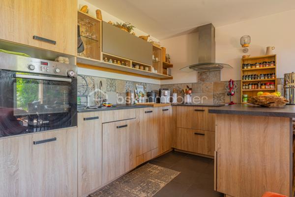 En exclusivité, au cœur du village prisé de Metz-Tessy, venez découvrir ce bel appartement T3 de 67 m² en rez-de-jardin, au sein d’une copropriété de 2016, calme, familiale et entourée de verdure.

Vous profitez d’un cadre de vie recherché, à seulement quelques minutes à pied des commerces et commodités du village : boulangerie, pharmacie, école, boucherie, fleuriste…

L’appartement bénéficie d’une belle exposition sud-ouest, offrant une agréable luminosité tout au long de la journée, ainsi qu’une vue entièrement dégagée sans vis-à-vis. Le séjour s’ouvre directement sur un joli jardin privatif, idéal pour profiter des beaux jours dans un environnement paisible.

L’intérieur propose une belle pièce de vie avec cuisine ouverte moderne, deux chambres confortables ainsi qu’une salle de bain avec baignoire.

Côté stationnement, la résidence dispose de nombreuses places libres facilitant le quotidien des résidents et de leurs visiteurs. Une place de parking privative en sous-sol ainsi qu’un garage sont disponibles en supplément.

Emplacement idéal, à proximité immédiate d’Annecy, avec un accès rapide à l’autoroute pour rejoindre Genève ou Lyon, et le lac d’Annecy accessible en seulement 20 minutes à vélo.

Un appartement agréable à vivre, dans un environnement apprécié pour son calme, sa verdure et sa proximité avec toutes les commodités.