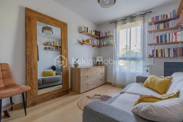 En exclusivité, au cœur du village prisé de Metz-Tessy, venez découvrir ce bel appartement T3 de 67 m² en rez-de-jardin, au sein d’une copropriété de 2016, calme, familiale et entourée de verdure.

Vous profitez d’un cadre de vie recherché, à seulement quelques minutes à pied des commerces et commodités du village : boulangerie, pharmacie, école, boucherie, fleuriste…

L’appartement bénéficie d’une belle exposition sud-ouest, offrant une agréable luminosité tout au long de la journée, ainsi qu’une vue entièrement dégagée sans vis-à-vis. Le séjour s’ouvre directement sur un joli jardin privatif, idéal pour profiter des beaux jours dans un environnement paisible.

L’intérieur propose une belle pièce de vie avec cuisine ouverte moderne, deux chambres confortables ainsi qu’une salle de bain avec baignoire.

Côté stationnement, la résidence dispose de nombreuses places libres facilitant le quotidien des résidents et de leurs visiteurs. Une place de parking privative en sous-sol ainsi qu’un garage sont disponibles en supplément.

Emplacement idéal, à proximité immédiate d’Annecy, avec un accès rapide à l’autoroute pour rejoindre Genève ou Lyon, et le lac d’Annecy accessible en seulement 20 minutes à vélo.

Un appartement agréable à vivre, dans un environnement apprécié pour son calme, sa verdure et sa proximité avec toutes les commodités.