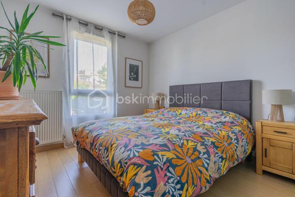 En exclusivité, au cœur du village prisé de Metz-Tessy, venez découvrir ce bel appartement T3 de 67 m² en rez-de-jardin, au sein d’une copropriété de 2016, calme, familiale et entourée de verdure.

Vous profitez d’un cadre de vie recherché, à seulement quelques minutes à pied des commerces et commodités du village : boulangerie, pharmacie, école, boucherie, fleuriste…

L’appartement bénéficie d’une belle exposition sud-ouest, offrant une agréable luminosité tout au long de la journée, ainsi qu’une vue entièrement dégagée sans vis-à-vis. Le séjour s’ouvre directement sur un joli jardin privatif, idéal pour profiter des beaux jours dans un environnement paisible.

L’intérieur propose une belle pièce de vie avec cuisine ouverte moderne, deux chambres confortables ainsi qu’une salle de bain avec baignoire.

Côté stationnement, la résidence dispose de nombreuses places libres facilitant le quotidien des résidents et de leurs visiteurs. Une place de parking privative en sous-sol ainsi qu’un garage sont disponibles en supplément.

Emplacement idéal, à proximité immédiate d’Annecy, avec un accès rapide à l’autoroute pour rejoindre Genève ou Lyon, et le lac d’Annecy accessible en seulement 20 minutes à vélo.

Un appartement agréable à vivre, dans un environnement apprécié pour son calme, sa verdure et sa proximité avec toutes les commodités.