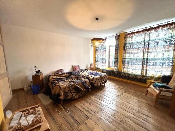 Charmante Maison Berguoise de 240 m² habitables environ comprenant :
RDC : Entrée (couloir 9 m...