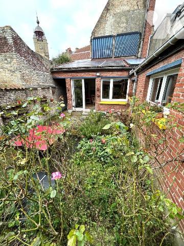 Charmante Maison Berguoise de 240 m² habitables environ comprenant :
RDC : Entrée (couloir 9 m...