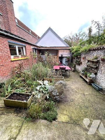 Charmante Maison Berguoise de 240 m² habitables environ comprenant :
RDC : Entrée (couloir 9 m...