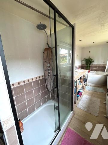 Charmante Maison Berguoise de 240 m² habitables environ comprenant :
RDC : Entrée (couloir 9 m...