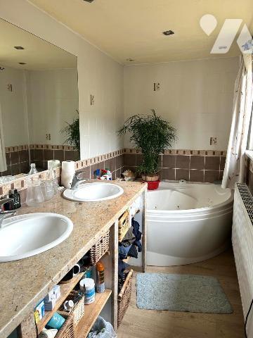 Charmante Maison Berguoise de 240 m² habitables environ comprenant :
RDC : Entrée (couloir 9 m...