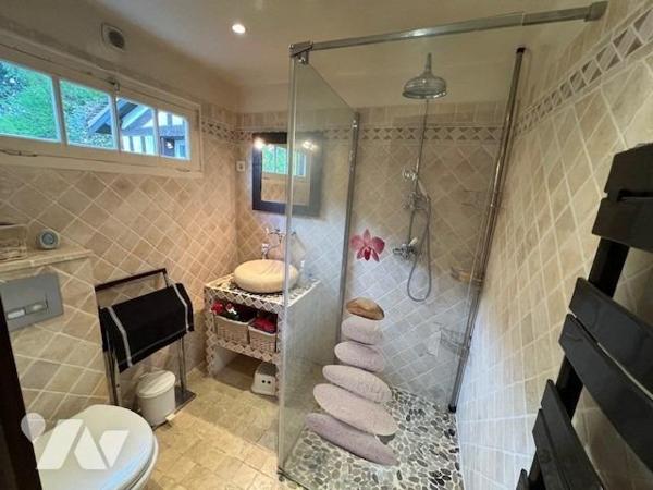 PROXIMITE IMMEDIATE DE THIBERVILLE BELLE PROPRIETE AVEC PISCINE DANS UN BEL ENVIRONNEMENT