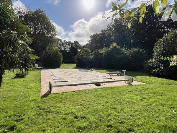 PROXIMITE IMMEDIATE DE THIBERVILLE BELLE PROPRIETE AVEC PISCINE DANS UN BEL ENVIRONNEMENT