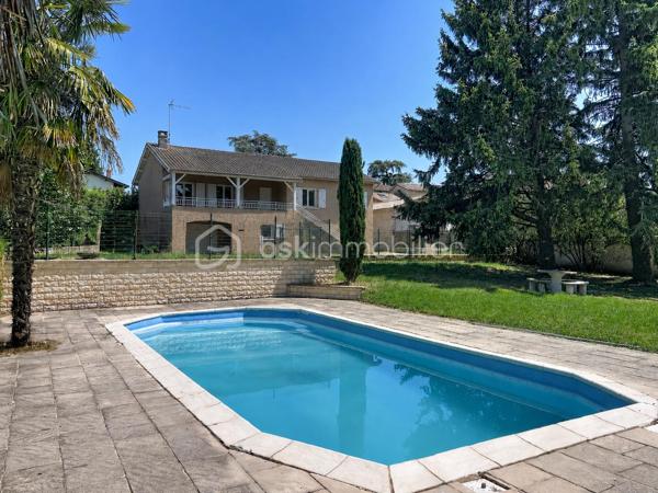 Vidéo de présentation disponible dans l'annonce

Dans un hameau paisible de la commune de Quincieux, à proximité de Lyon, cette maison familiale offre un cadre de vie calme et verdoyant, avec une belle ouverture sur la campagne environnante.

Implantée sur une parcelle arborée d’environ 2 000 m², la propriété bénéficie d’un agréable jardin, d’une piscine et d’une belle sensation d’espace. La maison est orientée vers l’arrière du terrain, permettant de profiter d’un extérieur dégagé, préservé et sans vis-à-vis direct.
Construite en 1986, elle développe environ 193 m² habitables et propose des volumes parfaitement adaptés à une vie de famille.

Le niveau principal, situé à l’étage, accueille les pièces de vie et s’ouvre sur une grande terrasse, idéale pour profiter du jardin et de l’environnement extérieur.
La maison comprend notamment :
• un séjour lumineux d’environ 36 m²
• 7 chambres au total

Le niveau inférieur, en grande partie aménagé, offre plusieurs pièces supplémentaires et permet d’envisager différents projets selon les besoins : espace indépendant, activité professionnelle, accueil familial ou pièces de loisirs.
Un grand garage ainsi qu’une annexe indépendante complètent l’ensemble.

La maison dispose de beaux volumes, d’une base saine et d’un fort potentiel. Elle pourra être modernisée selon vos envies afin de révéler pleinement ses qualités.
Un bien rare par son espace, son environnement et sa tranquillité, dans un cadre naturel apprécié aux portes de Lyon.