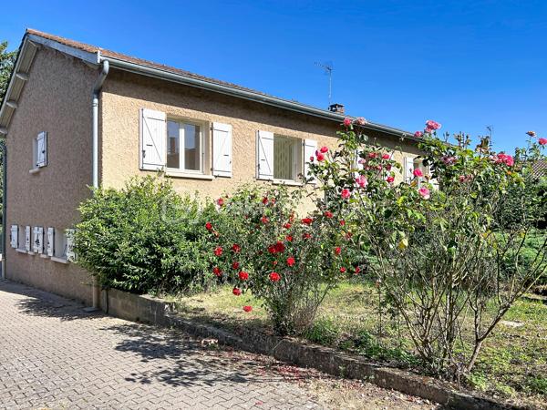 Vidéo de présentation disponible dans l'annonce

Dans un hameau paisible de la commune de Quincieux, à proximité de Lyon, cette maison familiale offre un cadre de vie calme et verdoyant, avec une belle ouverture sur la campagne environnante.

Implantée sur une parcelle arborée d’environ 2 000 m², la propriété bénéficie d’un agréable jardin, d’une piscine et d’une belle sensation d’espace. La maison est orientée vers l’arrière du terrain, permettant de profiter d’un extérieur dégagé, préservé et sans vis-à-vis direct.
Construite en 1986, elle développe environ 193 m² habitables et propose des volumes parfaitement adaptés à une vie de famille.

Le niveau principal, situé à l’étage, accueille les pièces de vie et s’ouvre sur une grande terrasse, idéale pour profiter du jardin et de l’environnement extérieur.
La maison comprend notamment :
• un séjour lumineux d’environ 36 m²
• 7 chambres au total

Le niveau inférieur, en grande partie aménagé, offre plusieurs pièces supplémentaires et permet d’envisager différents projets selon les besoins : espace indépendant, activité professionnelle, accueil familial ou pièces de loisirs.
Un grand garage ainsi qu’une annexe indépendante complètent l’ensemble.

La maison dispose de beaux volumes, d’une base saine et d’un fort potentiel. Elle pourra être modernisée selon vos envies afin de révéler pleinement ses qualités.
Un bien rare par son espace, son environnement et sa tranquillité, dans un cadre naturel apprécié aux portes de Lyon.