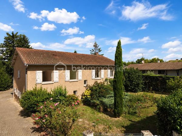 Vidéo de présentation disponible dans l'annonce

Dans un hameau paisible de la commune de Quincieux, à proximité de Lyon, cette maison familiale offre un cadre de vie calme et verdoyant, avec une belle ouverture sur la campagne environnante.

Implantée sur une parcelle arborée d’environ 2 000 m², la propriété bénéficie d’un agréable jardin, d’une piscine et d’une belle sensation d’espace. La maison est orientée vers l’arrière du terrain, permettant de profiter d’un extérieur dégagé, préservé et sans vis-à-vis direct.
Construite en 1986, elle développe environ 193 m² habitables et propose des volumes parfaitement adaptés à une vie de famille.

Le niveau principal, situé à l’étage, accueille les pièces de vie et s’ouvre sur une grande terrasse, idéale pour profiter du jardin et de l’environnement extérieur.
La maison comprend notamment :
• un séjour lumineux d’environ 36 m²
• 7 chambres au total

Le niveau inférieur, en grande partie aménagé, offre plusieurs pièces supplémentaires et permet d’envisager différents projets selon les besoins : espace indépendant, activité professionnelle, accueil familial ou pièces de loisirs.
Un grand garage ainsi qu’une annexe indépendante complètent l’ensemble.

La maison dispose de beaux volumes, d’une base saine et d’un fort potentiel. Elle pourra être modernisée selon vos envies afin de révéler pleinement ses qualités.
Un bien rare par son espace, son environnement et sa tranquillité, dans un cadre naturel apprécié aux portes de Lyon.