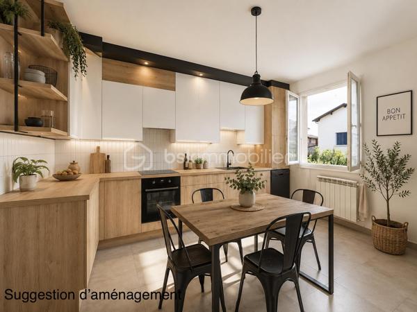 Vidéo de présentation disponible dans l'annonce

Dans un hameau paisible de la commune de Quincieux, à proximité de Lyon, cette maison familiale offre un cadre de vie calme et verdoyant, avec une belle ouverture sur la campagne environnante.

Implantée sur une parcelle arborée d’environ 2 000 m², la propriété bénéficie d’un agréable jardin, d’une piscine et d’une belle sensation d’espace. La maison est orientée vers l’arrière du terrain, permettant de profiter d’un extérieur dégagé, préservé et sans vis-à-vis direct.
Construite en 1986, elle développe environ 193 m² habitables et propose des volumes parfaitement adaptés à une vie de famille.

Le niveau principal, situé à l’étage, accueille les pièces de vie et s’ouvre sur une grande terrasse, idéale pour profiter du jardin et de l’environnement extérieur.
La maison comprend notamment :
• un séjour lumineux d’environ 36 m²
• 7 chambres au total

Le niveau inférieur, en grande partie aménagé, offre plusieurs pièces supplémentaires et permet d’envisager différents projets selon les besoins : espace indépendant, activité professionnelle, accueil familial ou pièces de loisirs.
Un grand garage ainsi qu’une annexe indépendante complètent l’ensemble.

La maison dispose de beaux volumes, d’une base saine et d’un fort potentiel. Elle pourra être modernisée selon vos envies afin de révéler pleinement ses qualités.
Un bien rare par son espace, son environnement et sa tranquillité, dans un cadre naturel apprécié aux portes de Lyon.
