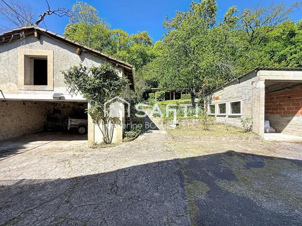 Maison des années 30 avec parc arboré et dépendances