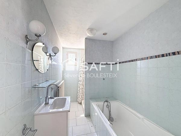 Maison des années 30 avec parc arboré et dépendances