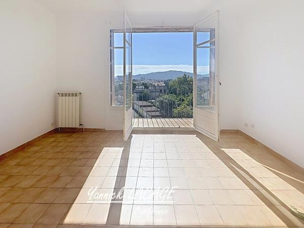 MARSEILLE 4e – T2 43 m² – 7e étage – Balcon filant – Vue panoramique