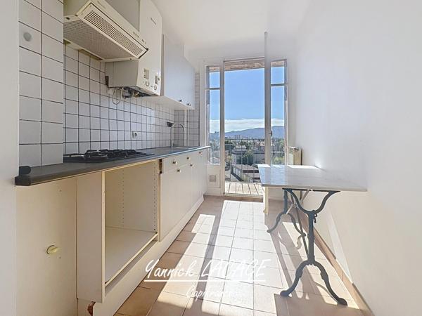 MARSEILLE 4e – T2 43 m² – 7e étage – Balcon filant – Vue panoramique