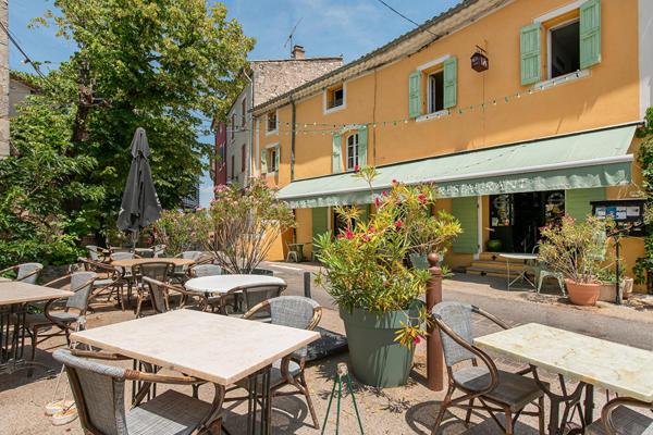 À 10 minutes de Forcalquier, un hôtel-restaurant de caractère où la vie prend tout son sens