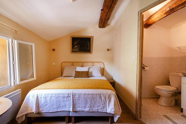 À 10 minutes de Forcalquier, un hôtel-restaurant de caractère où la vie prend tout son sens