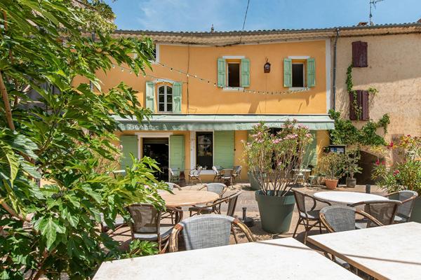 À 10 minutes de Forcalquier, un hôtel-restaurant de caractère où la vie prend tout son sens