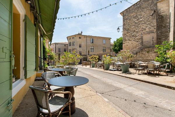 À 10 minutes de Forcalquier, un hôtel-restaurant de caractère où la vie prend tout son sens