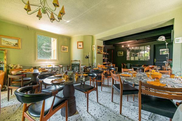 À 10 minutes de Forcalquier, un hôtel-restaurant de caractère où la vie prend tout son sens