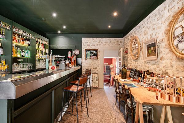 À 10 minutes de Forcalquier, un hôtel-restaurant de caractère où la vie prend tout son sens