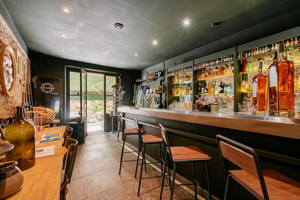 À 10 minutes de Forcalquier, un hôtel-restaurant de caractère où la vie prend tout son sens