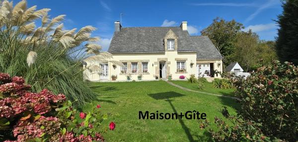 "VISITE VIRTUELLE DISPONIBLE SUR DEMANDE"
Ensemble de maison 138m² (utile) et un gîte indépendant de 106m² (utile) refait à neuf située à 16min de Loudéac

La maison principale :
Au rdc un séjour/salon avec cheminée(insert) 35m², une cuisine neuve 12m², 2 chambres de 11m², une sdb, wc, garage

A l'étage un palier dessert 2 chambres de 21m² et 19m², salle d'eau, wc, deux greniers de 10m² et 15m²

Le gîte refait à neuf (jamais utilisé)
Au rdc une vaste cuisine a/e de 22m², un séjour de 29m², une chambre avec sa salle d'eau avec wc, une sdb avec wc, un garage

A l'étage 2 chambres de 20m² et 12m², un wc

Le terrain de 1260m² est bien séparé en 2 avec une clôture et un portillon entre la maison et le gîte