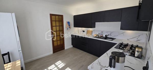"VISITE VIRTUELLE DISPONIBLE SUR DEMANDE"
Ensemble de maison 138m² (utile) et un gîte indépendant de 106m² (utile) refait à neuf située à 16min de Loudéac

La maison principale :
Au rdc un séjour/salon avec cheminée(insert) 35m², une cuisine neuve 12m², 2 chambres de 11m², une sdb, wc, garage

A l'étage un palier dessert 2 chambres de 21m² et 19m², salle d'eau, wc, deux greniers de 10m² et 15m²

Le gîte refait à neuf (jamais utilisé)
Au rdc une vaste cuisine a/e de 22m², un séjour de 29m², une chambre avec sa salle d'eau avec wc, une sdb avec wc, un garage

A l'étage 2 chambres de 20m² et 12m², un wc

Le terrain de 1260m² est bien séparé en 2 avec une clôture et un portillon entre la maison et le gîte