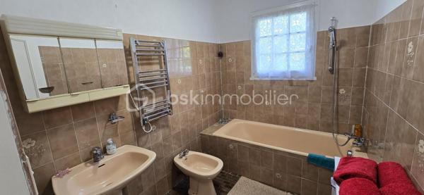 "VISITE VIRTUELLE DISPONIBLE SUR DEMANDE"
Ensemble de maison 138m² (utile) et un gîte indépendant de 106m² (utile) refait à neuf située à 16min de Loudéac

La maison principale :
Au rdc un séjour/salon avec cheminée(insert) 35m², une cuisine neuve 12m², 2 chambres de 11m², une sdb, wc, garage

A l'étage un palier dessert 2 chambres de 21m² et 19m², salle d'eau, wc, deux greniers de 10m² et 15m²

Le gîte refait à neuf (jamais utilisé)
Au rdc une vaste cuisine a/e de 22m², un séjour de 29m², une chambre avec sa salle d'eau avec wc, une sdb avec wc, un garage

A l'étage 2 chambres de 20m² et 12m², un wc

Le terrain de 1260m² est bien séparé en 2 avec une clôture et un portillon entre la maison et le gîte