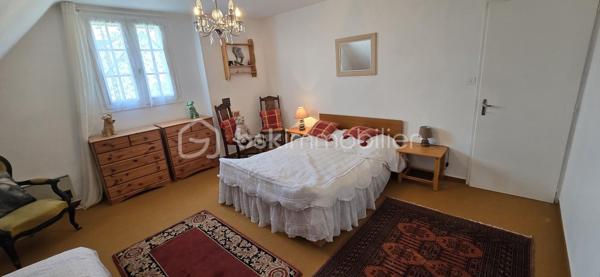 "VISITE VIRTUELLE DISPONIBLE SUR DEMANDE"
Ensemble de maison 138m² (utile) et un gîte indépendant de 106m² (utile) refait à neuf située à 16min de Loudéac

La maison principale :
Au rdc un séjour/salon avec cheminée(insert) 35m², une cuisine neuve 12m², 2 chambres de 11m², une sdb, wc, garage

A l'étage un palier dessert 2 chambres de 21m² et 19m², salle d'eau, wc, deux greniers de 10m² et 15m²

Le gîte refait à neuf (jamais utilisé)
Au rdc une vaste cuisine a/e de 22m², un séjour de 29m², une chambre avec sa salle d'eau avec wc, une sdb avec wc, un garage

A l'étage 2 chambres de 20m² et 12m², un wc

Le terrain de 1260m² est bien séparé en 2 avec une clôture et un portillon entre la maison et le gîte
